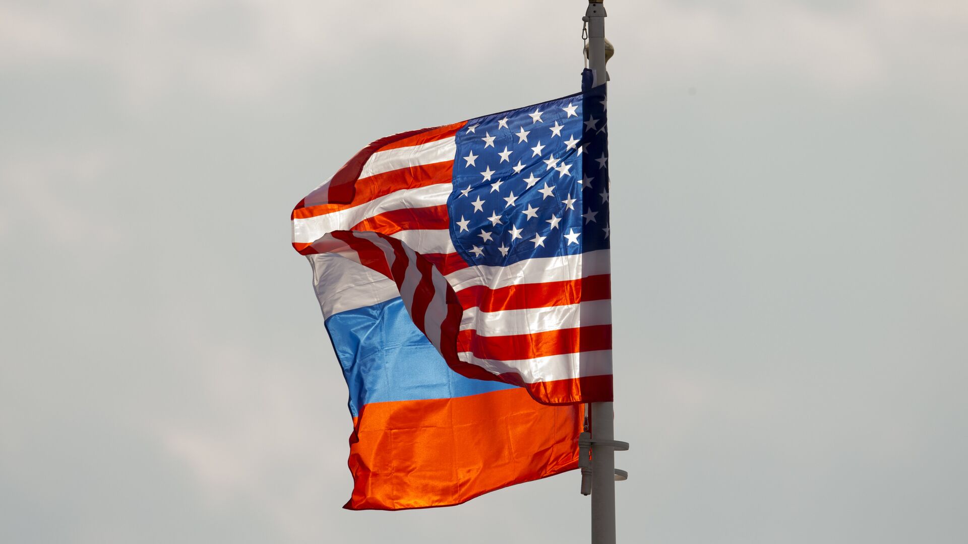 Флаги России и США - 俄罗斯卫星通讯社, 1920, 17.01.2022