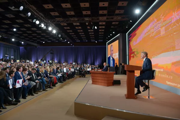 記者提出的第一個問題是關於即將舉行的總統選舉。 普京指出,他已經有競選綱領,但是記者會上沒有時間進行詳細闡述。 記者提出的第一個問題是關於即將舉行的總統選舉。 普京指出,他已經有競選綱領,但是記者會上沒有時間進行詳細闡述。 - 俄羅斯衛星通訊社