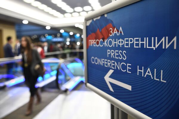 像往年一样，记者会在克拉斯纳亚普列斯尼亚河岸街的世贸中心举行。 - 俄罗斯卫星通讯社