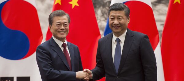 South Korean President Moon Jae-In (L) and Chinese President Xi Jinping (R) shake hands at the end of a signing ceremony at the Great Hall of the People in Beijing South Korean President Moon Jae-In (L) and Chinese President Xi Jinping (R) shake hands at the end of a signing ceremony at the Great Hall of the People in Beijing - 俄羅斯衛星通訊社