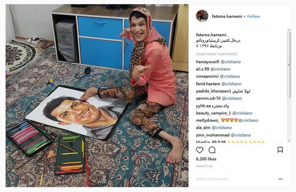 法特梅·哈馬米·納斯拉巴迪(Fatemeh Hamami Nasrabadi)是伊朗一個28歲的殘疾姑娘。她用右腿的兩個腳趾頭夾筆,繪下世界球星里奧·梅西和克里斯蒂亞諾·羅納爾多的肖像畫,然後把這兩幅肖像畫寄到了西班牙足球聯盟。 法特梅·哈馬米·納斯拉巴迪(Fatemeh Hamami Nasrabadi)是伊朗一個28歲的殘疾姑娘。她用右腿的兩個腳趾頭夾筆,繪下世界球星里奧·梅西和克里斯蒂亞諾·羅納爾多的肖像畫,然後把這兩幅肖像畫寄到了西班牙足球聯盟。 - 俄羅斯衛星通訊社