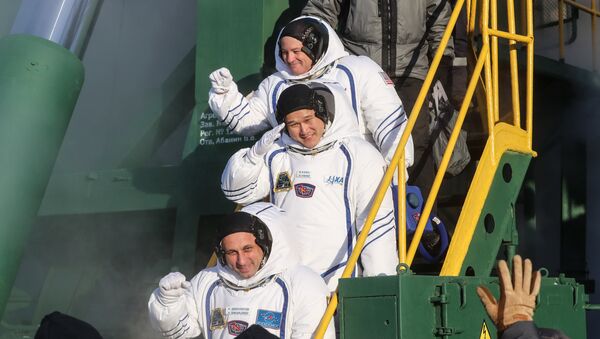 Космонавты Антон Шкаплеров, Норишиге Канаи и Скотт Тингл (слева направо) перед стартом ракеты-носителя Союз-ФГ с транспортным пилотируемым кораблем Союз МС-07 с космодрома Байконур - 俄羅斯衛星通訊社