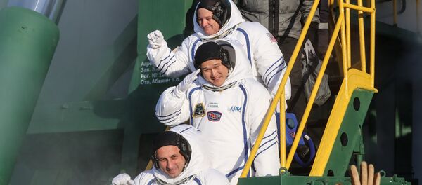Космонавты Антон Шкаплеров, Норишиге Канаи и Скотт Тингл (слева направо) перед стартом ракеты-носителя Союз-ФГ с транспортным пилотируемым кораблем Союз МС-07 с космодрома Байконур - 俄罗斯卫星通讯社