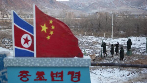 Concrete marker depicting the North Korean and Chinese national flags - 俄羅斯衛星通訊社