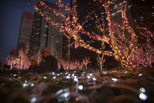 北京街道上彩灯装饰的树木 - 俄罗斯卫星通讯社