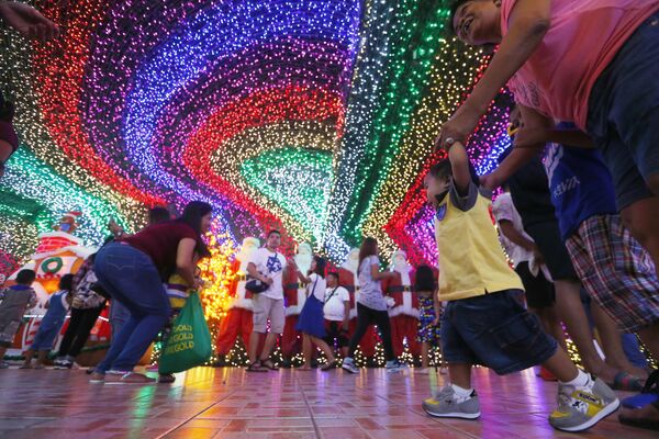 菲律賓“聖誕屋”的參觀者 - 俄羅斯衛星通訊社