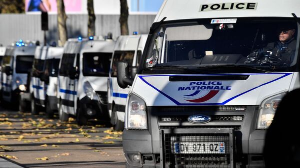 Полицейские автомобили во время акции протеста против изменения правил приема учащихся во французские высшие учебные заведения на одной из улиц в Париже - 俄罗斯卫星通讯社