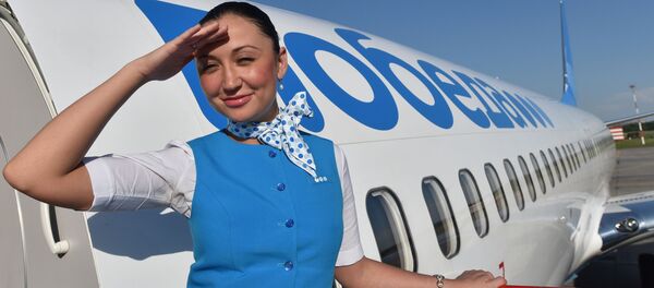 Стюардесса авиакомпании Победа на трапе самолета Стюардесса авиакомпании Победа на трапе самолета - 俄罗斯卫星通讯社