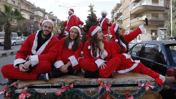 穿着圣诞老人服装的叙利亚人 - 俄罗斯卫星通讯社