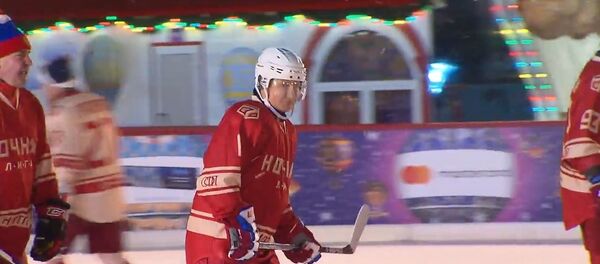 普京現身紅場參加夜間冰球賽 - 俄羅斯衛星通訊社