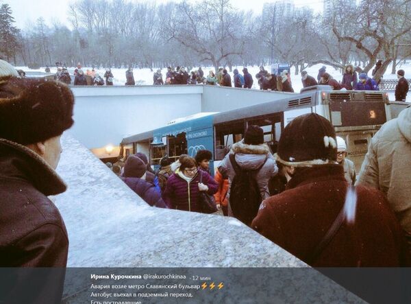 据消息人士透露，莫斯科一辆公交车开进地下通道，造成5人死亡 - 俄罗斯卫星通讯社