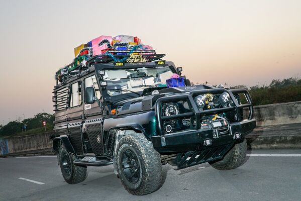 “烏阿斯獵人”有鋼制保護裝置，車頂裝有架子，便於長途旅行搭載雜物。 - 俄羅斯衛星通訊社