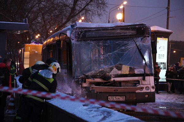 莫斯科西部“斯拉夫林蔭大道”地鐵站25日發生客車衝入地下通道事故 莫斯科西部“斯拉夫林蔭大道”地鐵站25日發生客車衝入地下通道事故 - 俄羅斯衛星通訊社