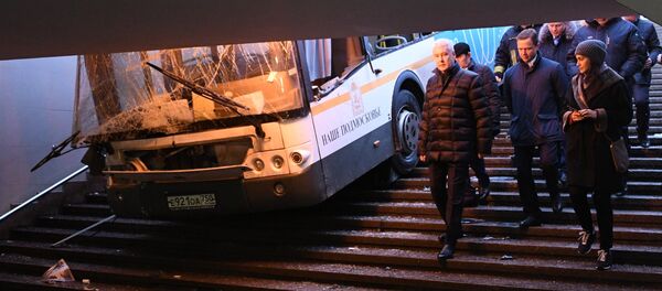 莫斯科西部一輛公交車撞入“斯拉夫林蔭道”地鐵站的地下通道 - 俄羅斯衛星通訊社