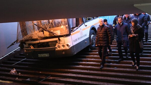 莫斯科西部一辆公交车撞入“斯拉夫林荫道”地铁站的地下通道 - 俄罗斯卫星通讯社