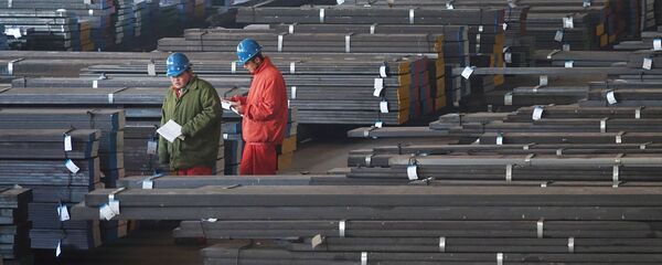 Workers check steel bars at a factory of Dongbei Special Steel Group Co., Ltd. in Dalian - 俄罗斯卫星通讯社