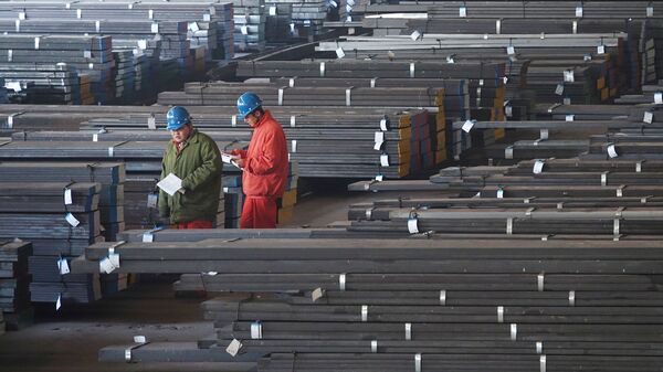 Workers check steel bars at a factory of Dongbei Special Steel Group Co., Ltd. in Dalian - 俄羅斯衛星通訊社