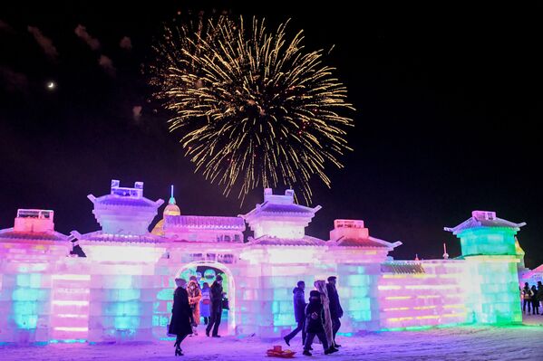 本届冰雪节以“雪韵冰魂、美丽边城”为主题。 - 俄罗斯卫星通讯社