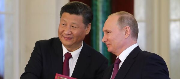Президент РФ Владимир Путин и председатель Китайской Народной Республики (КНР) Си Цзиньпин (слева) во время церемонии подписания документов по итогам встречи - 俄罗斯卫星通讯社