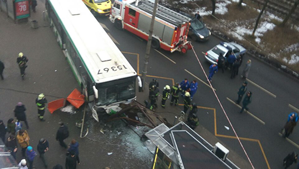 莫斯科客车撞到公交车站 2人死亡 - 俄罗斯卫星通讯社