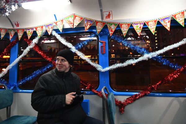 乘坐新年电车的乘客 - 俄罗斯卫星通讯社