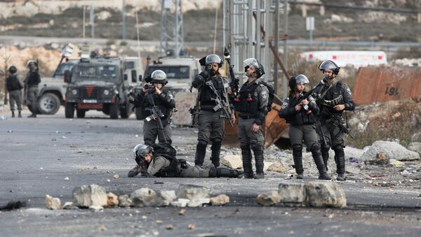 Сотрудники пограничной службы Израиля во время столкновений на границе Палестины и Израиля в районе Рамаллы - 俄罗斯卫星通讯社