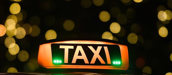 顿河罗斯托夫市一名将四百万卢布还给乘客的出租车司机获得奖励 - 俄罗斯卫星通讯社