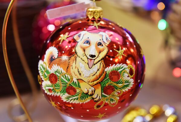 莫斯科古姆百货商场，象征2018年新年的黄狗。 - 俄罗斯卫星通讯社