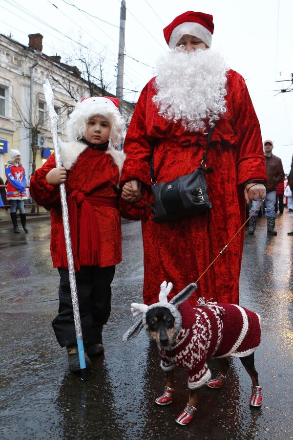 雷宾斯克，参加严寒老人游行活动的人们。 - 俄罗斯卫星通讯社