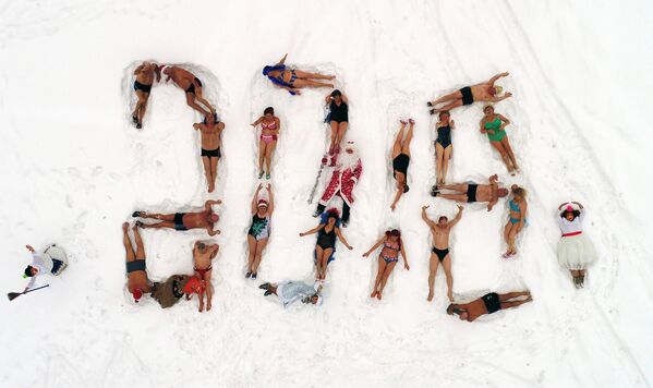 克拉斯諾亞爾斯克某體育運動俱樂部的成員在河葉尼塞河岸邊用身體擺成了2018年的字樣。 - 俄羅斯衛星通訊社
