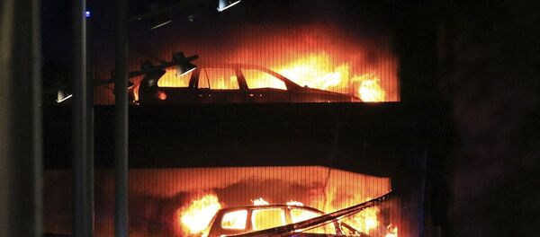 1400輛汽車在利物浦的多層停車場被燒毀 - 俄羅斯衛星通訊社