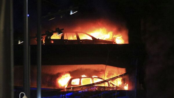 1400輛汽車在利物浦的多層停車場被燒毀 - 俄羅斯衛星通訊社