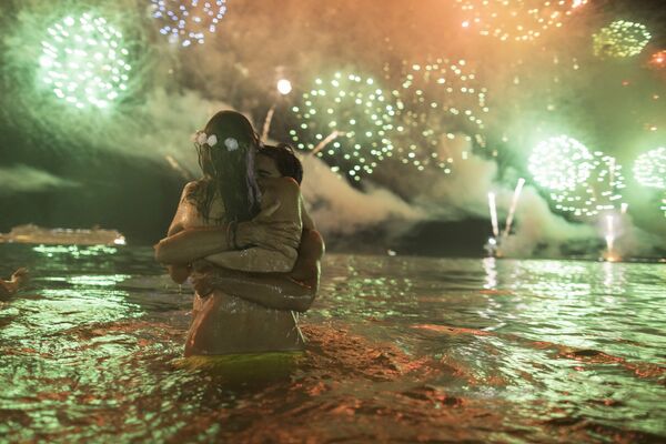 一对情侣在巴西的新年庆祝活动中。 - 俄罗斯卫星通讯社
