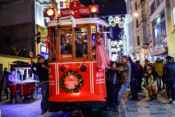 准备庆祝新年的伊斯坦布尔居民在有轨电车里。 - 俄罗斯卫星通讯社