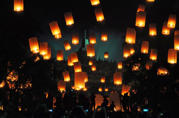 印度尼西亚庆祝新年时放飞灯笼。 - 俄罗斯卫星通讯社