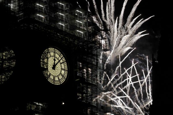 新年的伦敦大本钟，背景是燃放烟花。 - 俄罗斯卫星通讯社