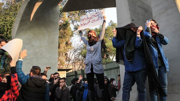伊朗多座大城市，包括德黑兰、马什哈德、伊斯法罕和拉什特，自12月28日起举行大规模社会抗议活动 - 俄罗斯卫星通讯社