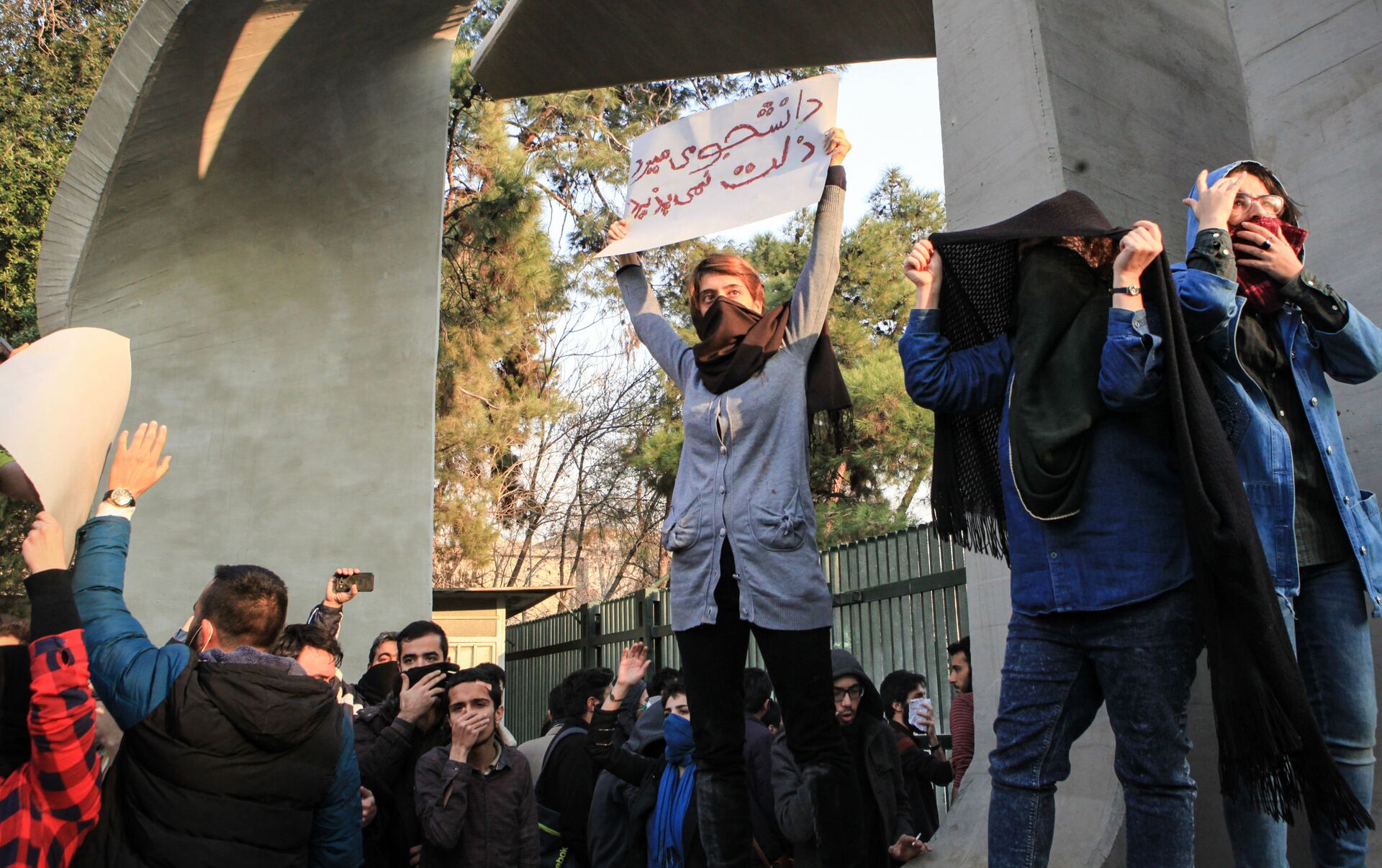 阿米尼之死为何引发伊朗大规模抗议？_女性_道德_多斯蒂