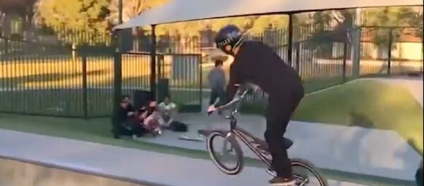 全世界最幸运的自行车手骑车视频 全世界最幸运的自行车手骑车视频 - 俄罗斯卫星通讯社