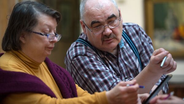 老年夫妇在计算退休金 - 俄罗斯卫星通讯社