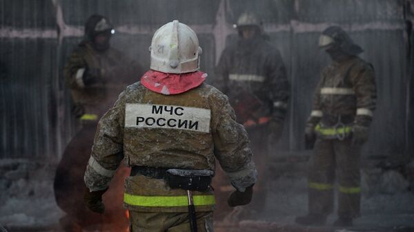 俄库尔斯克附近一个油库遭到袭击，三个储油罐起火