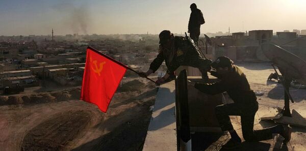 在拉卡上空升起红旗——就像当年把红旗插在德国国会大厦上一样 - 俄罗斯卫星通讯社