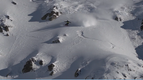 一單板滑雪者在比利牛斯山發生雪崩時上演“生死時速” - 俄羅斯衛星通訊社