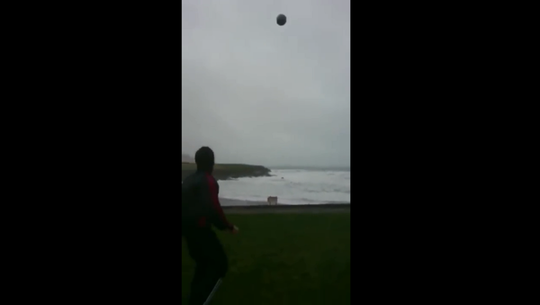 愛爾蘭一男子在颶風中踢足球 - 俄羅斯衛星通訊社