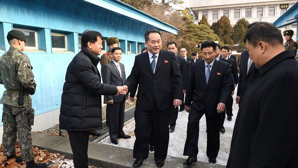Head of North Korean delegation Ri Son Gwon shakes hands with South Korean official as he crosses the concrete border to attend their meeting at the truce village of Panmunjom - 俄罗斯卫星通讯社