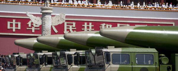 Military vehicles carrying DF-26 ballistic missiles drive past Tiananmen Gate - 俄罗斯卫星通讯社