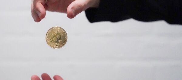 Сувенирная монета с логотипом криптовалюты биткоин - 俄罗斯卫星通讯社