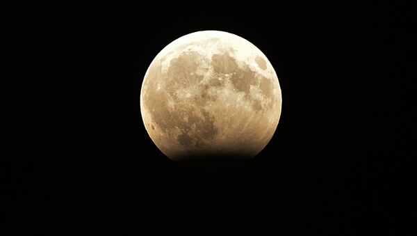 Фаза частичного лунного затмения, наблюдаемая в Грозном - 俄罗斯卫星通讯社