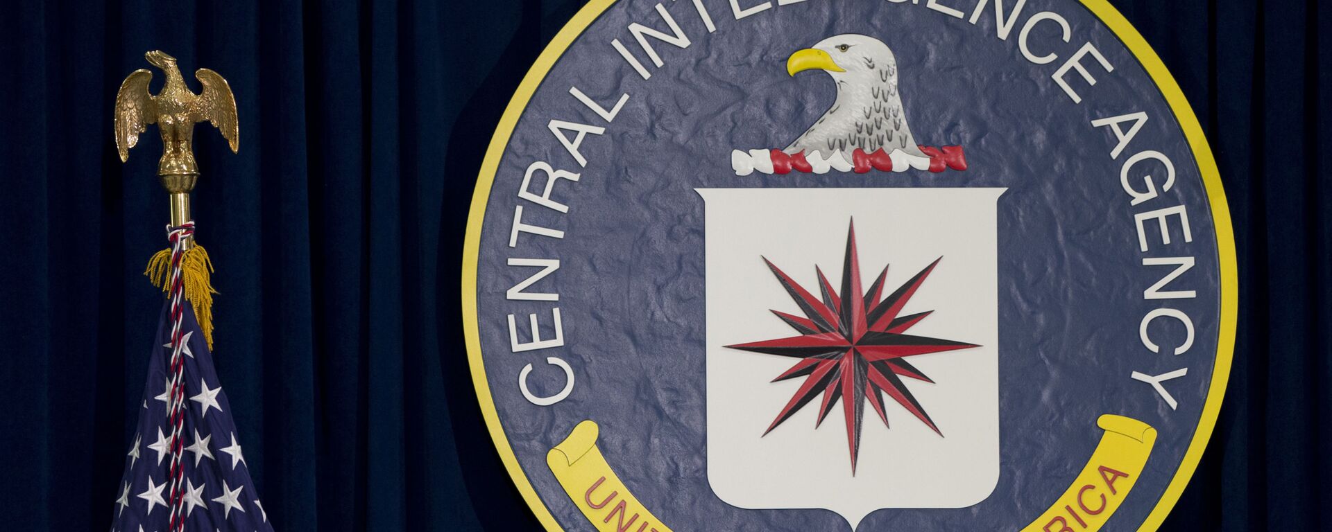 Эмблема ЦРУ рядом с американским флагом - 俄羅斯衛星通訊社, 1920, 29.09.2021