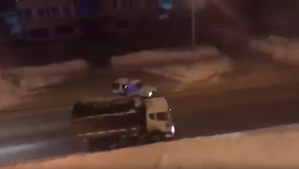 薩哈林警察試圖扔雪球攔偷車賊 - 俄羅斯衛星通訊社
